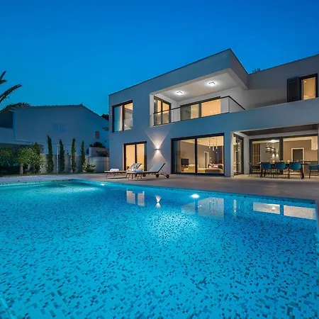 Ultraluxury Elyzeum With Heated Pool Trogir