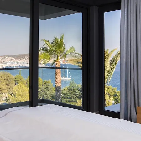 Ultraluxury Elyzeum With Heated Pool * Trogir