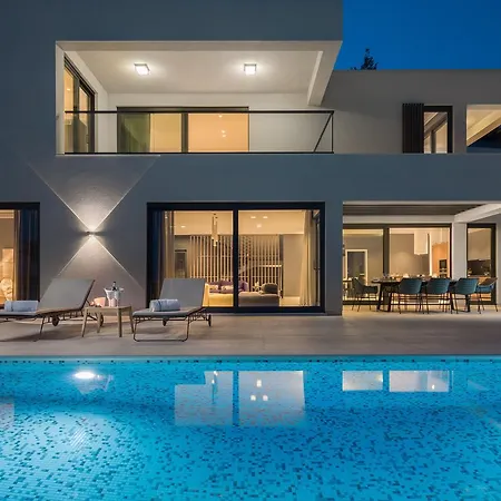 Ultraluxury Elyzeum With Heated Pool Villa