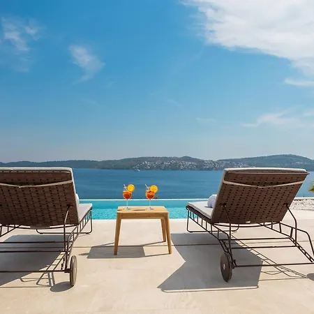 Ultraluxury Elyzeum With Heated Pool Vila Trogir
