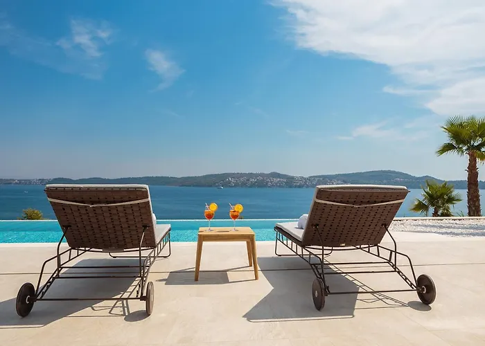 Ultraluxury Elyzeum With Heated Pool Vila Trogir