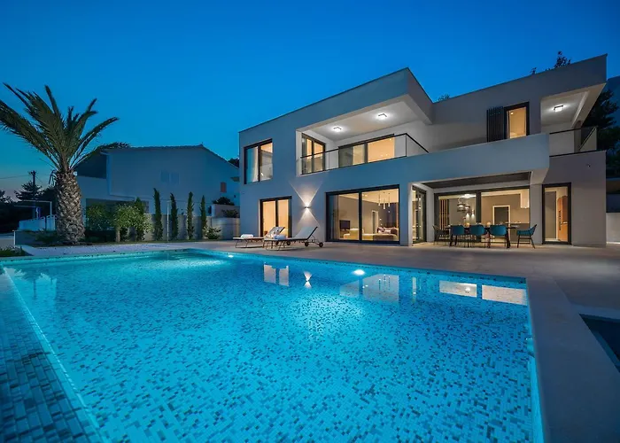 Ultraluxury Elyzeum With Heated Pool Trogir