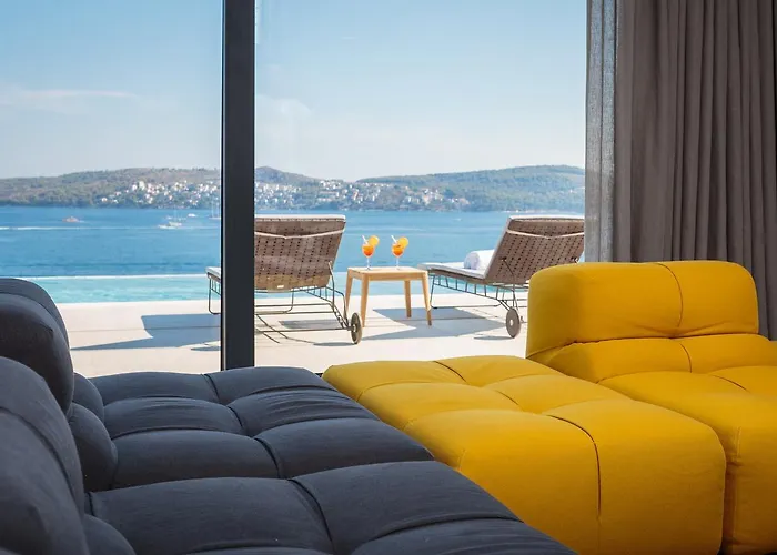 Ultraluxury Elyzeum With Heated Pool Vila Trogir